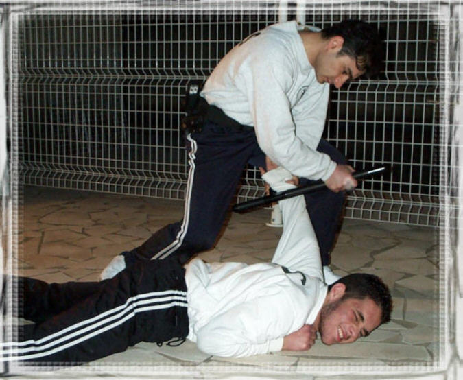 Fayad lors d'une d�monstration d'une intervention avec le Tonfa ... (F.I.T.B.S. PRO)