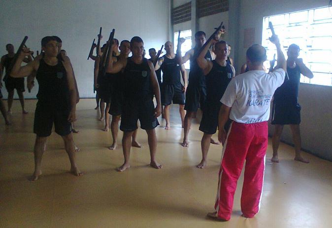 Formation continue F.I.T.B.S. PRO en Tonfa, B&acirc;ton & Self-D&eacute;fense PRO de la Police militaire br&eacute;silienne de la ville de Bel&eacute;m qui est la capitale de l�&Eacute;tat du Par&aacute; (nord du Br&eacute;sil)