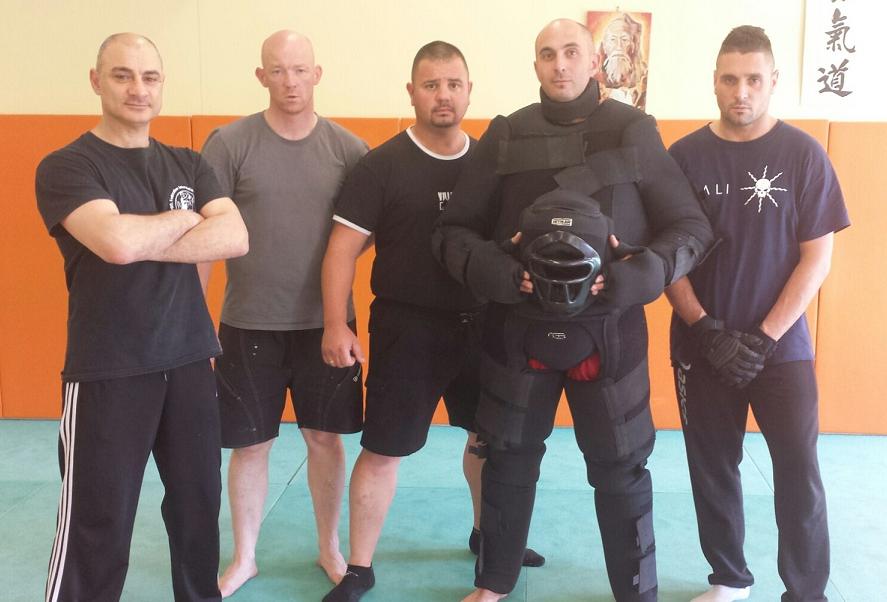 Cliquer ici pour voir le STAGE de formation d'instructeurs F.I.T.B.S. PRO en Tonfa Bâton et Self Défense PRO Gestes Techniques Professionnelles d'Interventions et de protections de Police - GTPI : Du Lundi 18 au Samedi 23 Mai 2015 inclus, 6 jours bloqués en FRANCE à Alès (30)