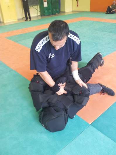 Session de formation d'instructeurs F.I.T.B.S. PRO, sur 6 jours bloqués, du 23 au 28 Avril 2012, à Alès en France avec Fayad FAYAD Président fondateur de la Fédération Internationale de Tonfa, Bâton & Self Défense PRO : la F.I.T.B.S. PRO