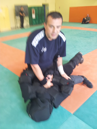 Session de formation d'instructeurs F.I.T.B.S. PRO, sur 6 jours bloqués, du 23 au 28 Avril 2012, à Alès en France avec Fayad FAYAD Président fondateur de la Fédération Internationale de Tonfa, Bâton & Self Défense PRO : la F.I.T.B.S. PRO