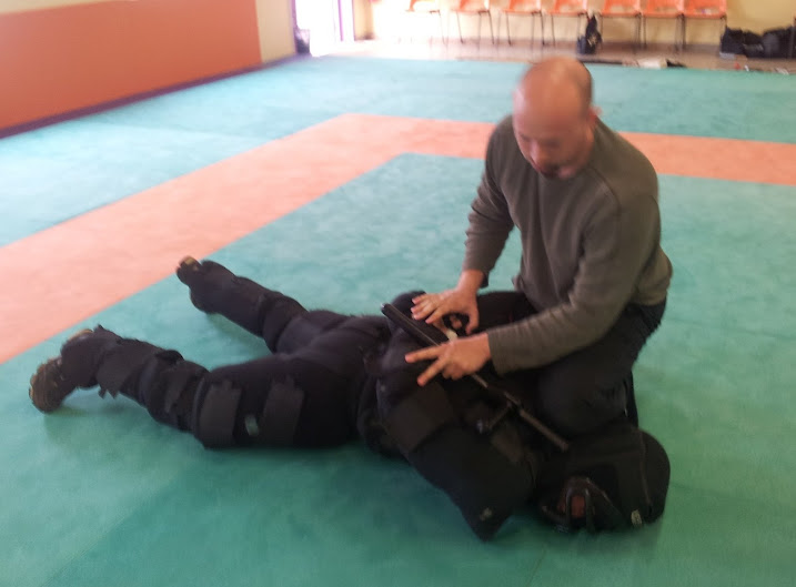 Session de formation d'instructeurs F.I.T.B.S. PRO, sur 6 jours bloqués, du 23 au 28 Avril 2012, à Alès en France avec Fayad FAYAD Président fondateur de la Fédération Internationale de Tonfa, Bâton & Self Défense PRO : la F.I.T.B.S. PRO