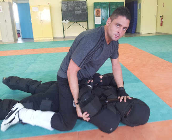 Session de formation d'instructeurs F.I.T.B.S. PRO, sur 6 jours bloqués, du 23 au 28 Avril 2012, à Alès en France avec Fayad FAYAD Président fondateur de la Fédération Internationale de Tonfa, Bâton & Self Défense PRO : la F.I.T.B.S. PRO