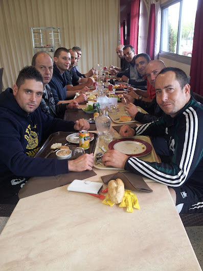 Repas lors de la session de formation d'instructeurs F.I.T.B.S. PRO, sur 6 jours bloqués, du 23 au 28 Avril 2012, à Alès en France avec Fayad FAYAD Président fondateur de la Fédération Internationale de Tonfa, Bâton & Self Défense PRO : la F.I.T.B.S. PRO